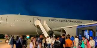Avião com 96 brasileiros deportados dos EUA chega ao Brasil