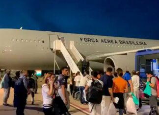 Avião com 96 brasileiros deportados dos EUA chega ao Brasil