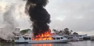 Lancha fica totalmente destruída por incêndio no interior do AM