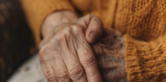 Justiça suspende descontos após idosa cair em golpe de empréstimos no AM