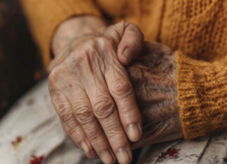 Justiça suspende descontos após idosa cair em golpe de empréstimos no AM