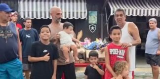 Zeca Pagodinho distribui ovos de Páscoa em Xerém com ajuda de Fábio Jr.