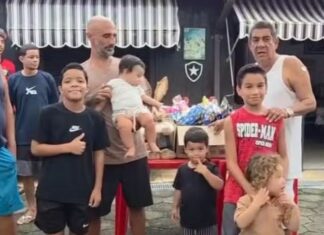 Zeca Pagodinho distribui ovos de Páscoa em Xerém com ajuda de Fábio Jr.