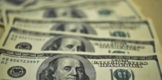 Dólar cai para R$ 5,66 após Copom e acordo entre EUA e Reino Unido