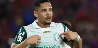 Nos acréscimos, Palmeiras vence o São Paulo e segue líder do Brasileirão