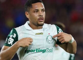 Nos acréscimos, Palmeiras vence o São Paulo e segue líder do Brasileirão