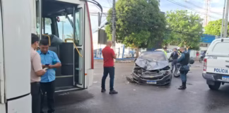 Colisão entre carro e micro-ônibus na Avenida André Araújo deixa cinco feridos