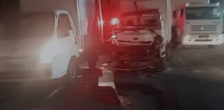 Acidente entre caminhões deixa vítima presa às ferragens de veículo em Manaus