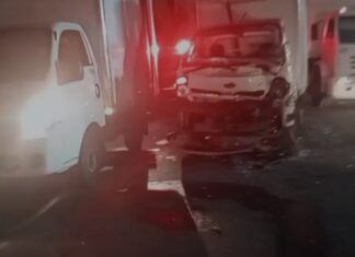 Acidente entre caminhões deixa vítima presa às ferragens de veículo em Manaus