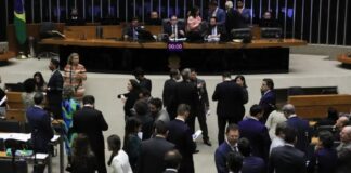 Plenário da Câmara derruba decreto de Lula sobre IOF