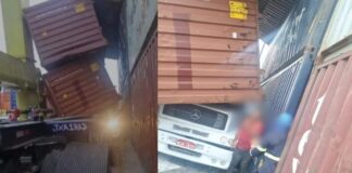 Contêineres caem em cima de carreta com motorista dentro em Manaus