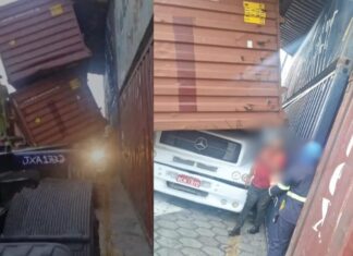 Contêineres caem em cima de carreta com motorista dentro em Manaus