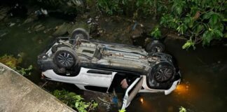 Carro despenca dentro de igarapé e motorista fica ferido em Manaus