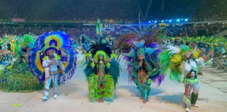 Caprichoso se despede do Festival de Parintins saudado pela galera azul e branca