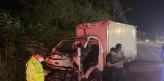 Colisão entre dois caminhões deixa motorista preso às ferragens na Zona Sul de Manaus