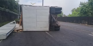 Carreta tomba na Avenida Rodrigo Otávio e afeta trânsito na Zona Sul de Manaus