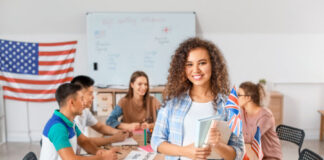 Sesc Amazonas oferece 16 vagas gratuitas para curso de Inglês em Manaus People taking classes at language school