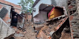 Duas casas desabam e mulher fica ferida durante forte chuva em Manaus Casas d24am 1024x576