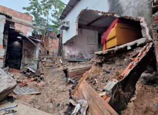 Duas casas desabam e mulher fica ferida durante forte chuva em Manaus Casas d24am 1024x576