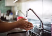 Apenas 81% da população do AM tem acesso à água encanada, aponta estudo nacional 20240318 uso de agua foto rayane mainara