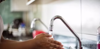 Apenas 81% da população do AM tem acesso à água encanada, aponta estudo nacional 20240318 uso de agua foto rayane mainara