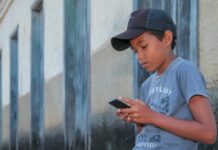 Internet vai chegar a comunidades rurais de 18 Estados e beneficiar 88 mil pessoas Crianca internet d24am