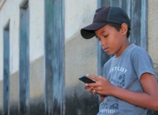 Internet vai chegar a comunidades rurais de 18 Estados e beneficiar 88 mil pessoas Crianca internet d24am