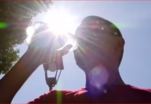 Manaus registra 35°C e calor se aproxima de recordes históricos dos últimos anos Homem bebendo agua no calor de manaus foto rede amazonica