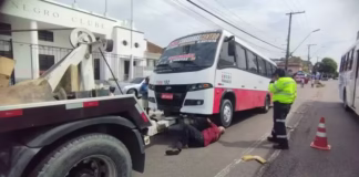 Micro-ônibus com risco de incêndio é apreendido durante fiscalização no Centro de Manaus Micro onibus com risco de incendio e apreendido durante fiscalizacao no centro de manaus foto alisson castro immu