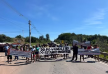 Moradores protestam por atraso em obras de asfaltamento em ramais da BR-174 e bloqueiam trecho da rodovia Moradores protestam por atraso em obras de asfaltamento em ramais da br 174 foto jucelio paiva rede amazonica