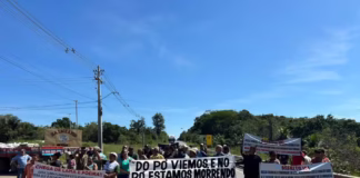 Moradores protestam por atraso em obras de asfaltamento em ramais da BR-174 e bloqueiam trecho da rodovia Moradores protestam por atraso em obras de asfaltamento em ramais da br 174 foto jucelio paiva rede amazonica