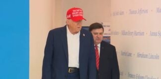 Trump volta a surgir com maquiagem na mão e levanta suspeitas sobre saúde Trump eua d24am 1