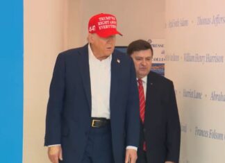 Trump volta a surgir com maquiagem na mão e levanta suspeitas sobre saúde Trump eua d24am 1