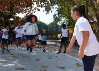 Sem celulares, desempenho escolar e socialização melhoram no RJ Escola rj d24am 1024x613