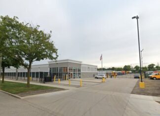 Casal é acusado de manter seis crianças presas em depósito nos Estados Unidos Negligencia infantil d24am 1024x646