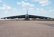 O que o bombardeiro B-52, que sobrevoou costa da Venezuela, é capaz de fazer