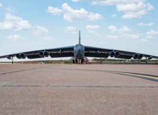 O que o bombardeiro B-52, que sobrevoou costa da Venezuela, é capaz de fazer