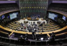 Câmara põe em votação projetos sobre bebidas falsificadas e câncer de mama