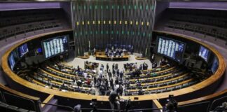 Câmara põe em votação projetos sobre bebidas falsificadas e câncer de mama