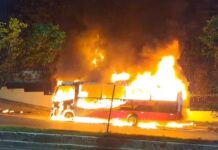 Micro-ônibus que faz rota de trabalhadores é destruído por incêndio em Manaus