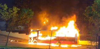 Micro-ônibus que faz rota de trabalhadores é destruído por incêndio em Manaus