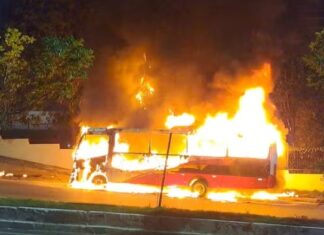 Micro-ônibus que faz rota de trabalhadores é destruído por incêndio em Manaus