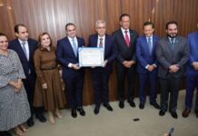 Presidente do TCE-AM participa de homenagem ao ministro do STJ Luiz Gurgel de Faria na Aleam