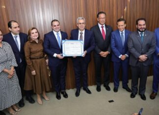 Presidente do TCE-AM participa de homenagem ao ministro do STJ Luiz Gurgel de Faria na Aleam