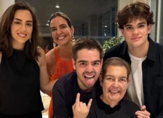 João Silva posta fotos com Faustão e se declara à família