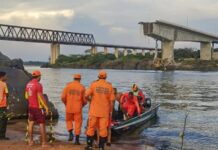 Carreta é retirada do Rio Tocantins dez meses após colapso da Ponte JK