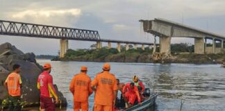 Carreta é retirada do Rio Tocantins dez meses após colapso da Ponte JK