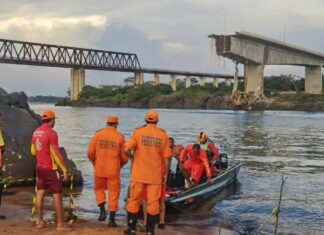 Carreta é retirada do Rio Tocantins dez meses após colapso da Ponte JK