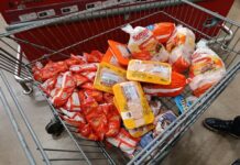 Operação para fiscalizar bebidas autua supermercado por carne imprópria