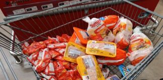 Operação para fiscalizar bebidas autua supermercado por carne imprópria